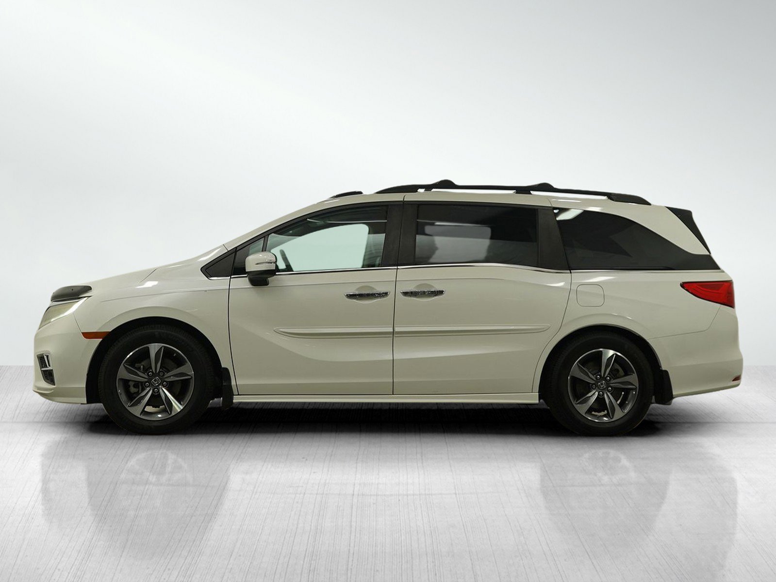 Used 2018 Honda Odyssey Touring with VIN 5FNRL6H88JB008975 for sale in Minneapolis, Minnesota