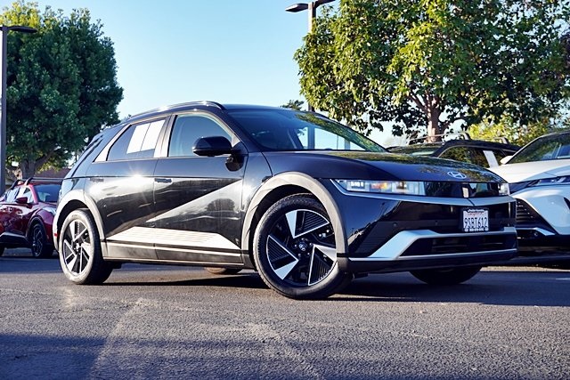 Used 2025 Black Hyundai SEL image 1