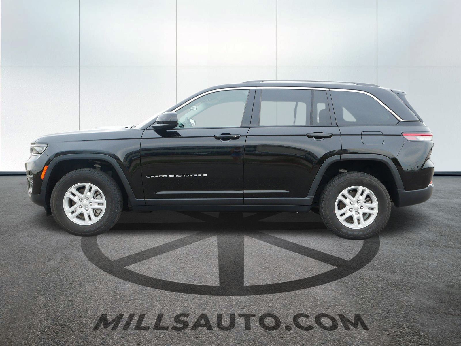 Used 2022 Jeep Grand Cherokee Laredo with VIN 1C4RJHAG8N8626676 for sale in Willmar, Minnesota