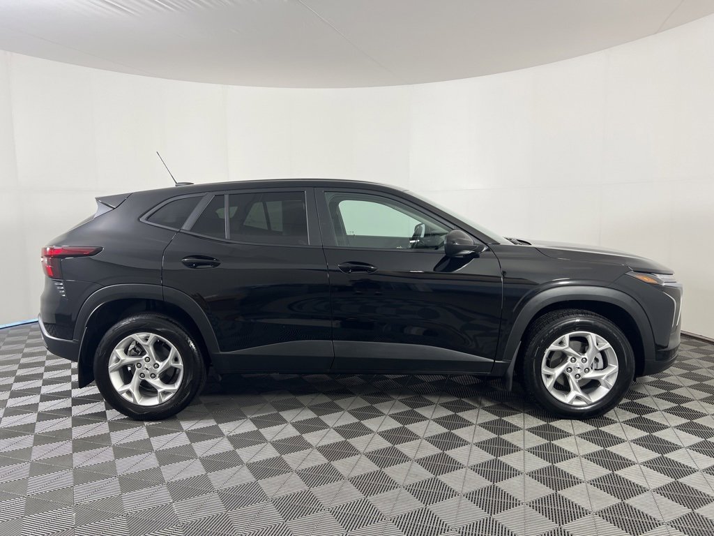 2025 Chevrolet Trax LS photo 4