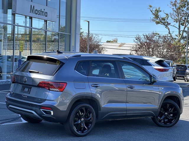 2022 Volkswagen Taos SE photo 2