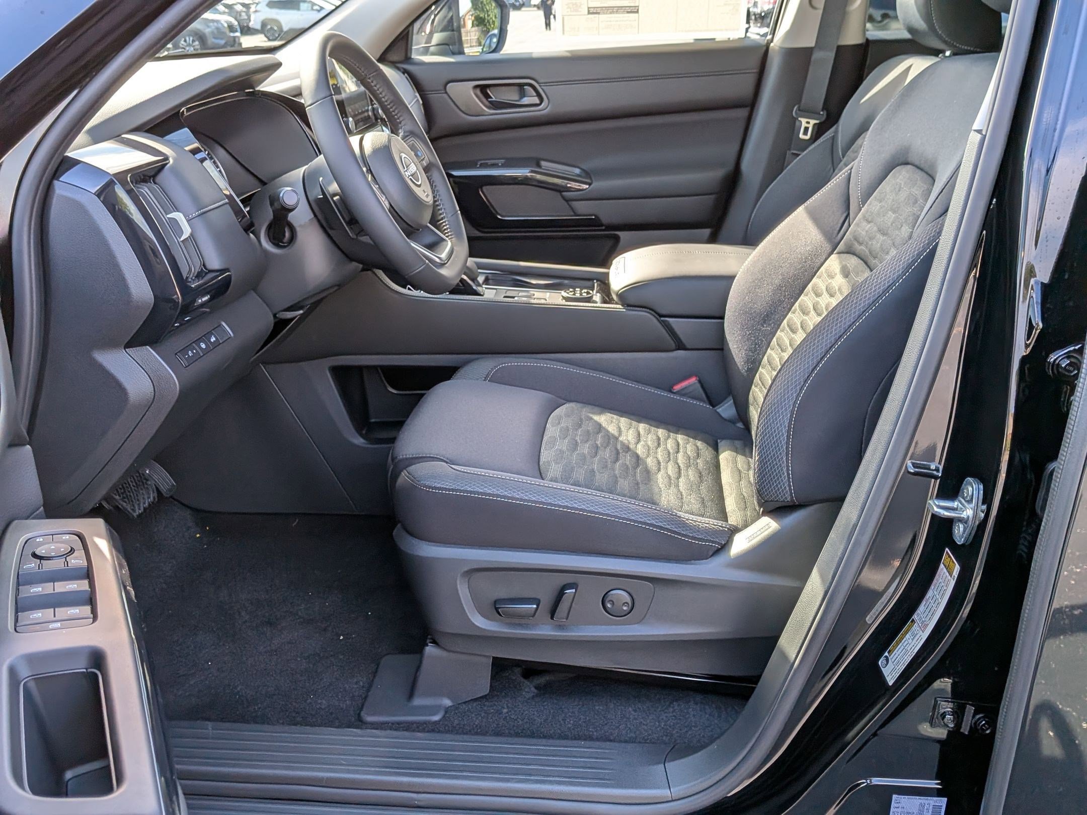 2025 Nissan Pathfinder SV photo 10