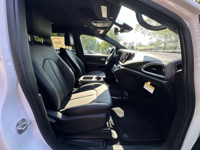 2025 Chrysler Pacifica photo 30