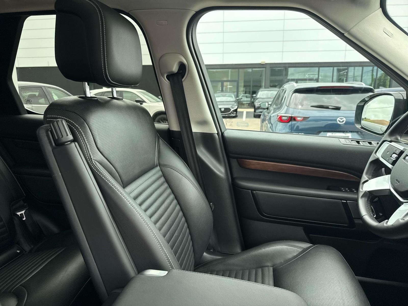 2024 Land Rover Discovery S photo 6