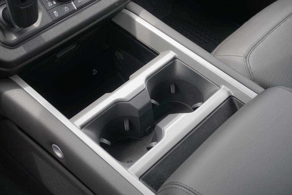 2025 Land Rover Defender 110 V8 photo 14