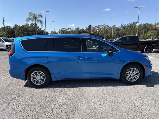 2026 Chrysler Pacifica photo 3