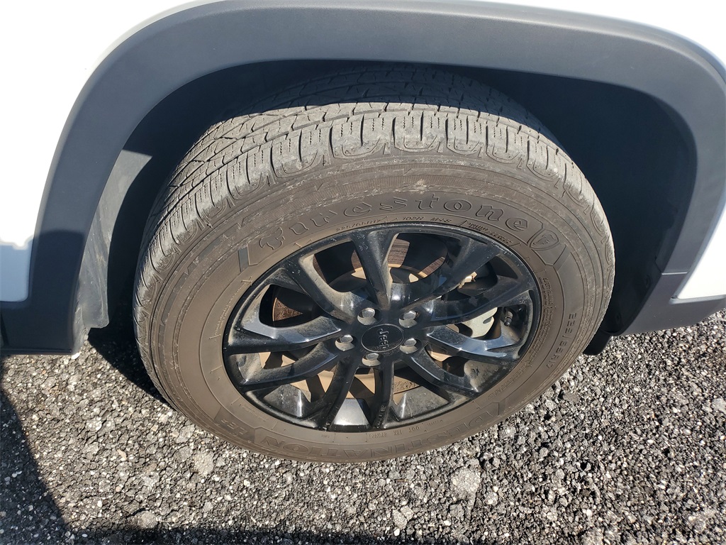 2023 Jeep Cherokee Altitude photo 2