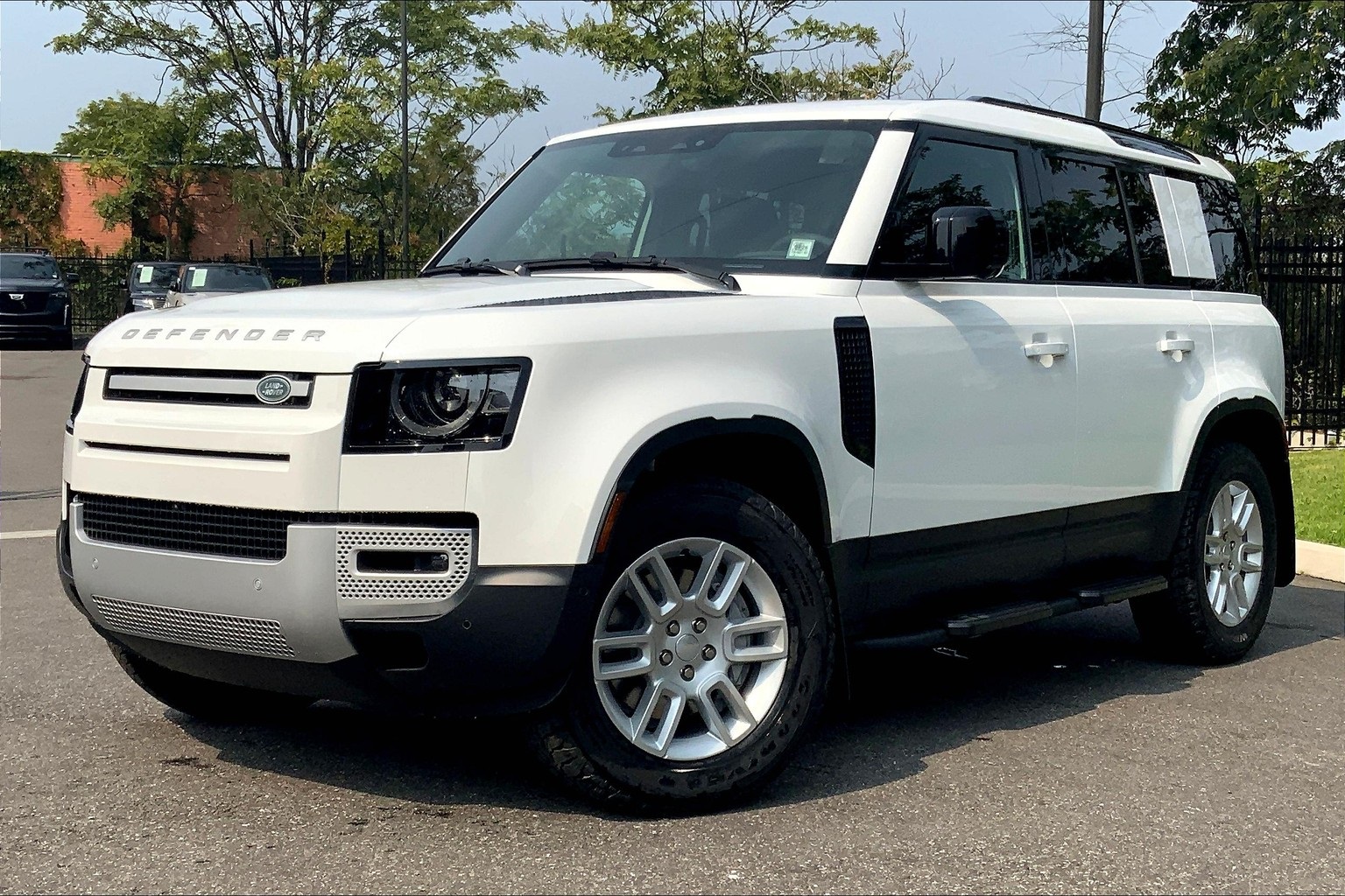 2025 Land Rover Defender S's photo