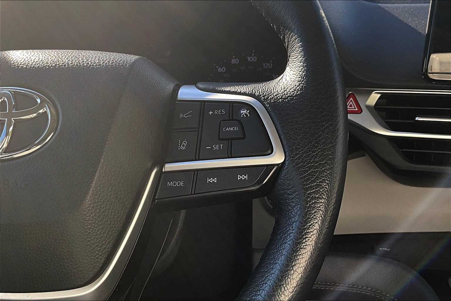 2024 Toyota Sienna XLE photo 24