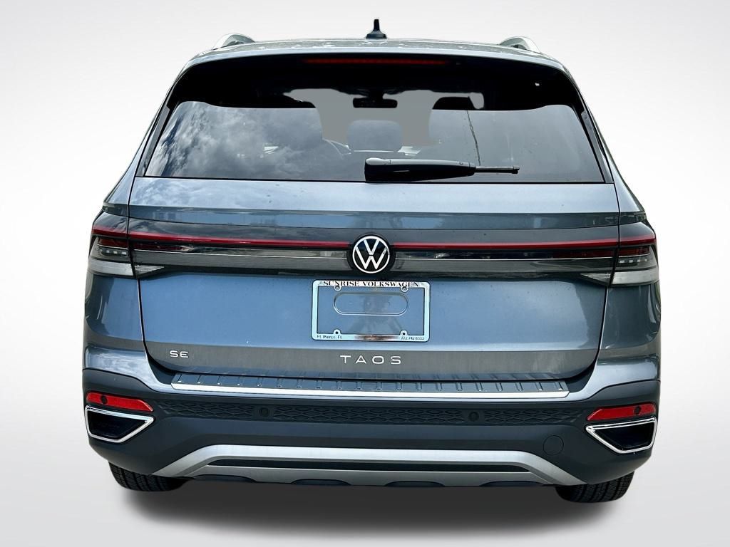 2025 Volkswagen Taos SE photo 4