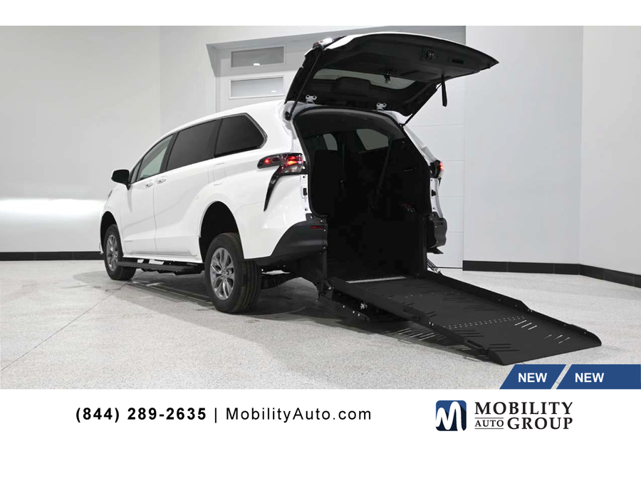 2025 Toyota Sienna LE's photo