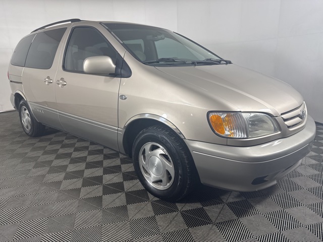 2002 Toyota Sienna LE's photo