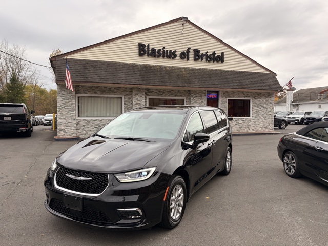 2024 Chrysler Pacifica Touring L's photo