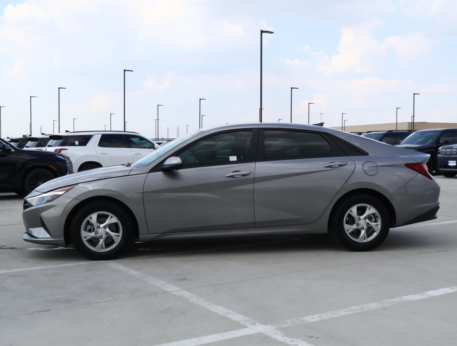 2023 Hyundai Elantra SE photo 2