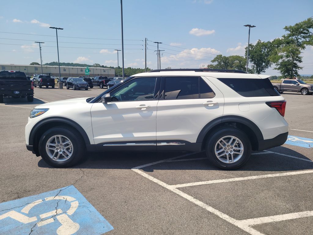 2025 Ford Explorer photo 5