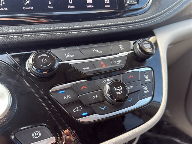 2024 Chrysler Pacifica Hybrid photo 27