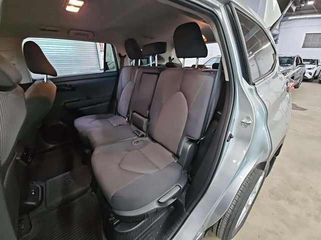 2023 Toyota Highlander Hybrid LE photo 5