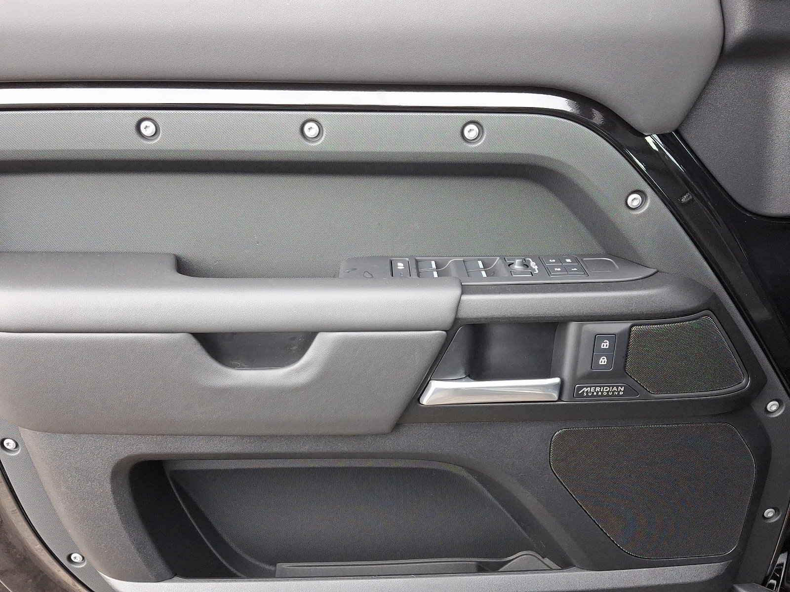 2025 Land Rover Defender 130 V8 photo 11