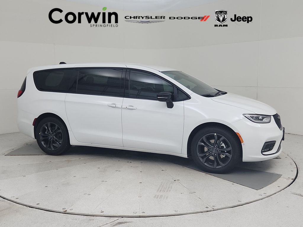 2026 Chrysler Pacifica Select's photo