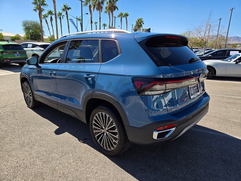 2025 Volkswagen Taos SE photo 4