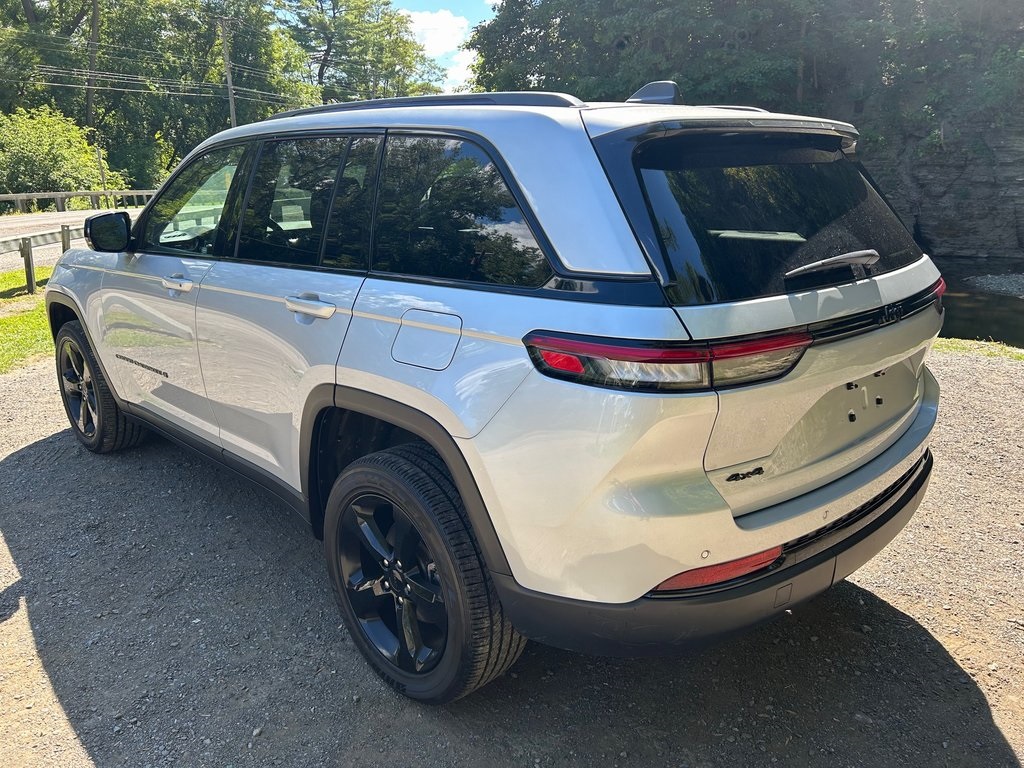 2022 Jeep Grand Cherokee Altitude photo 3