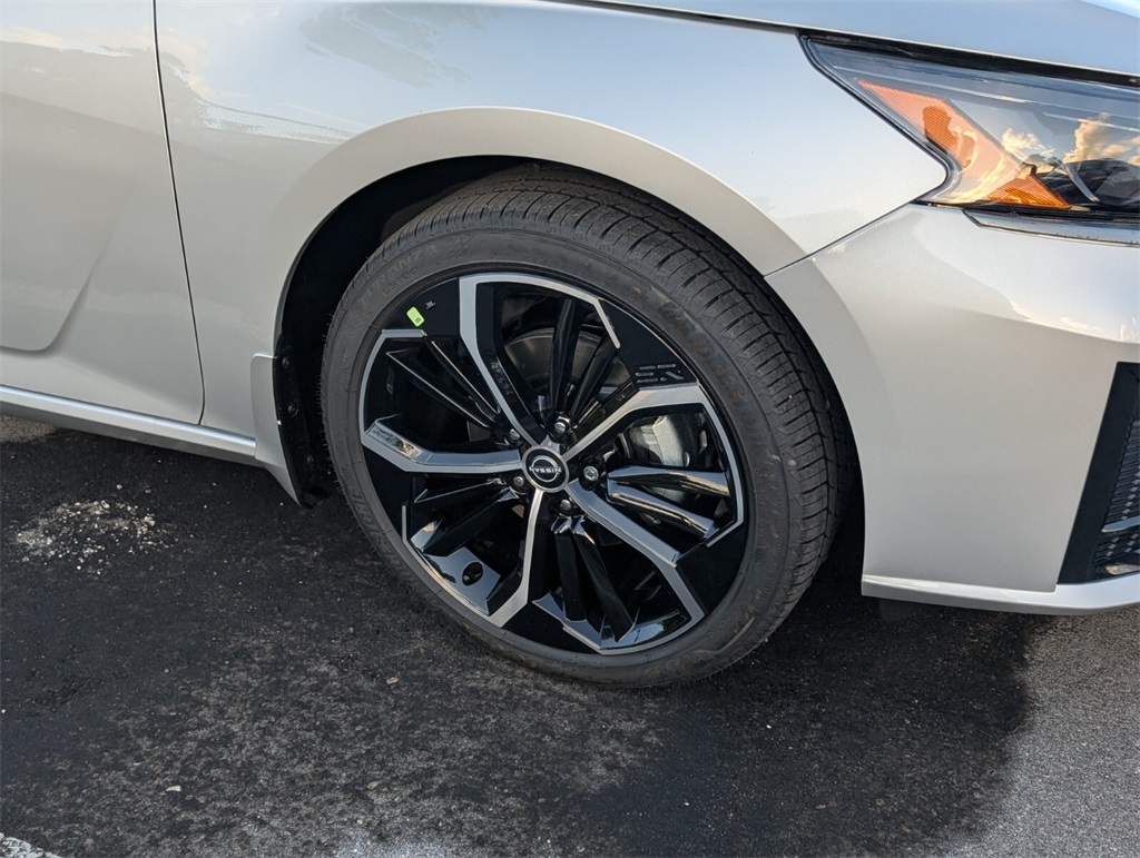 2025 Nissan Altima SR photo 3