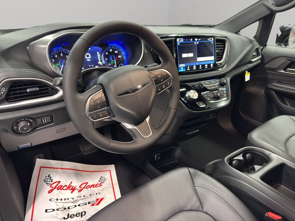 2026 Chrysler Pacifica photo 4