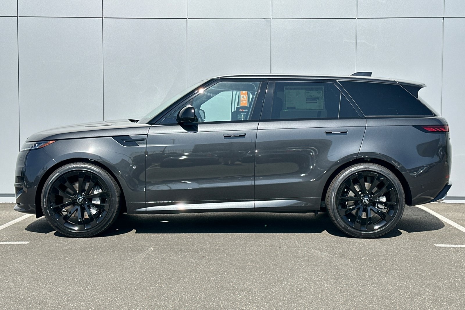 2025 Land Rover Range Rover Sport SE photo 3