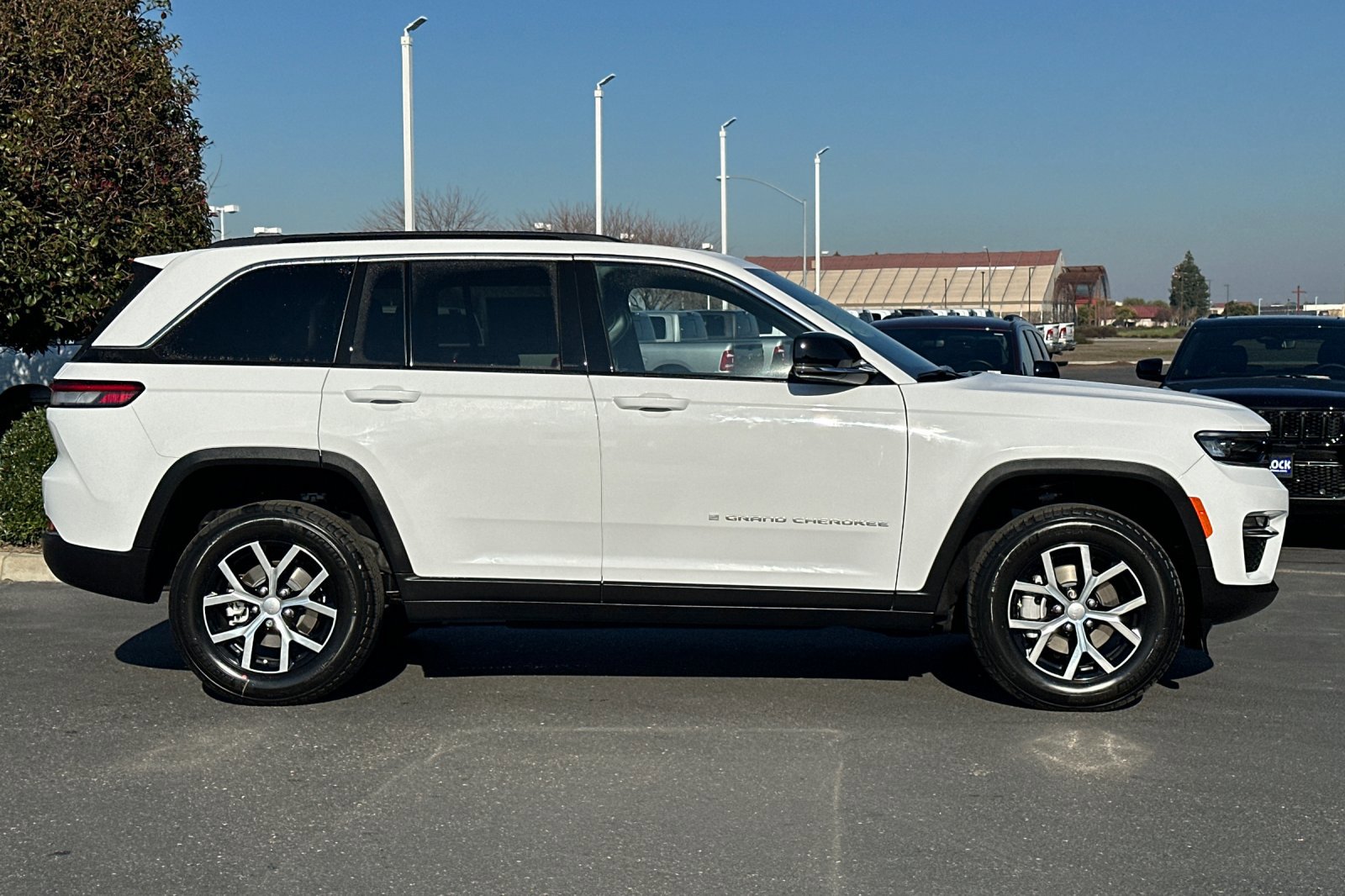 2025 Jeep Grand Cherokee Limited photo 3