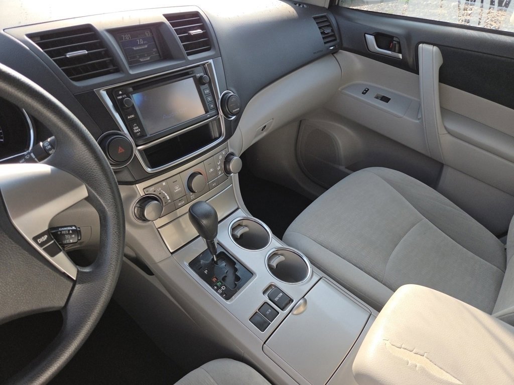 2013 Toyota Highlander Base photo 28