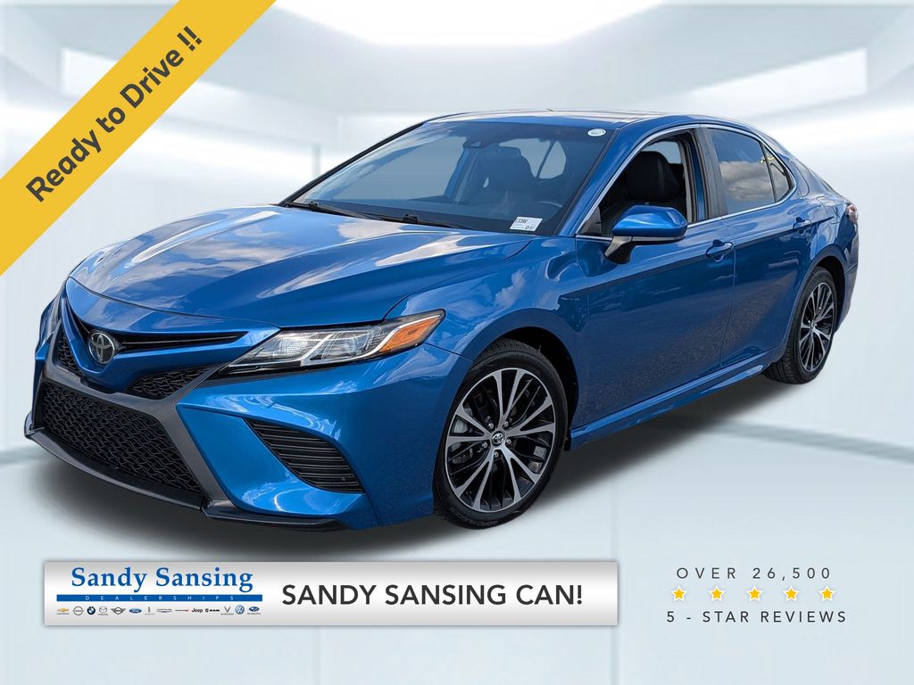 2020 Toyota Camry SE's photo