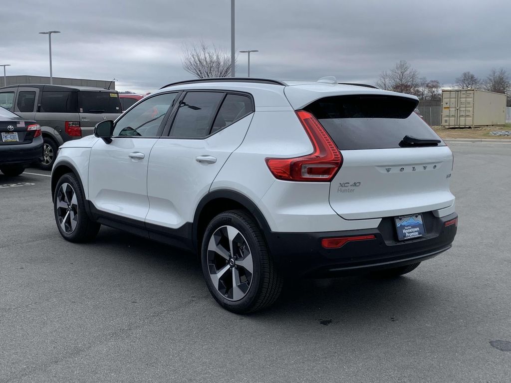 2025 Volvo XC40 AWD Plus photo 16