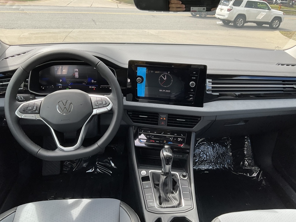 2025 Volkswagen Jetta SE photo 3