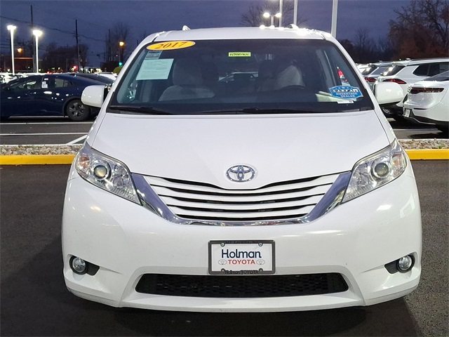 2017 Toyota Sienna LE photo 3