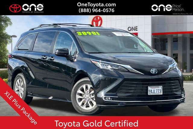 2022 Toyota Sienna XLE's photo