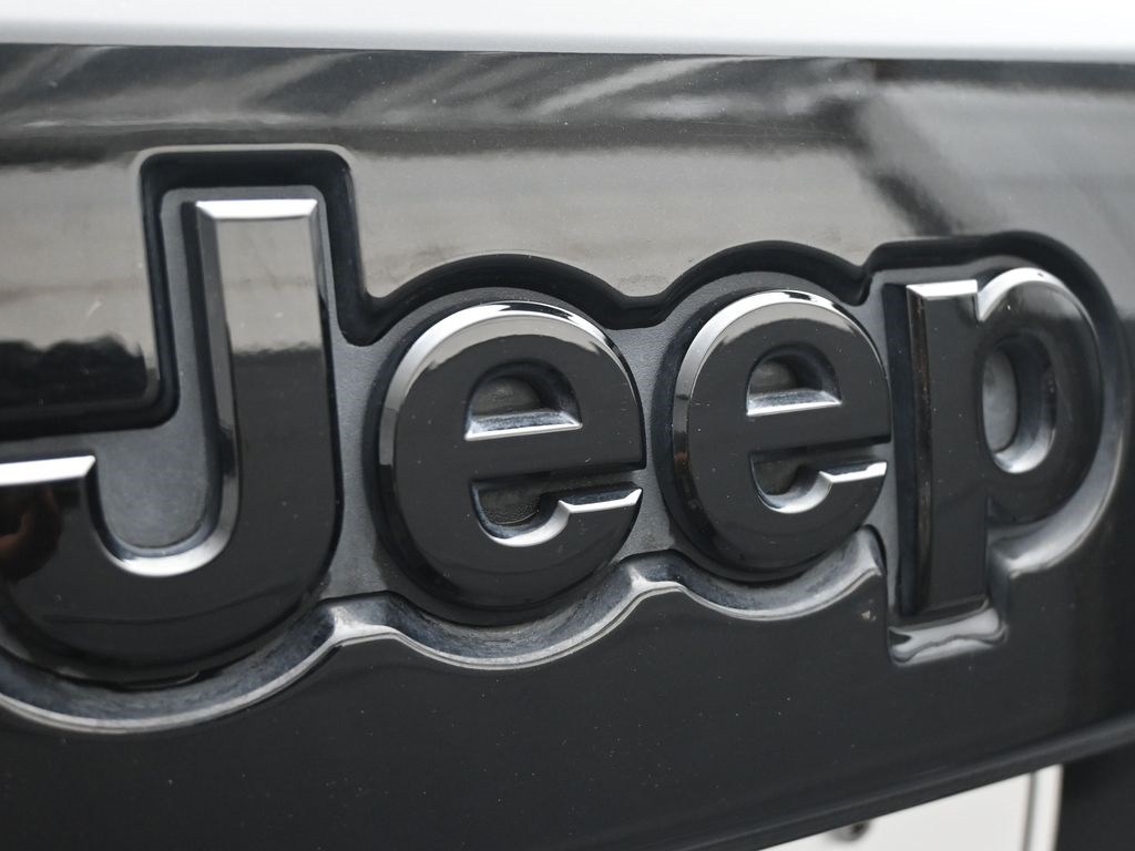 2021 Jeep Grand Cherokee Laredo X photo 28