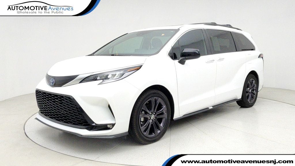2023 Toyota Sienna XSE's photo
