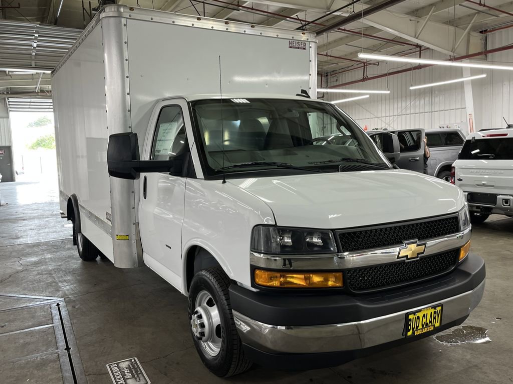2025 Chevrolet Express Cutaway 3500 photo 2