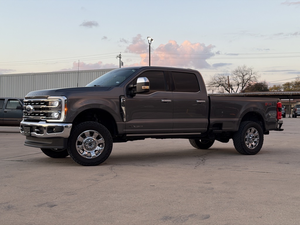 2023 Ford F-350 Super Duty Lariat's photo