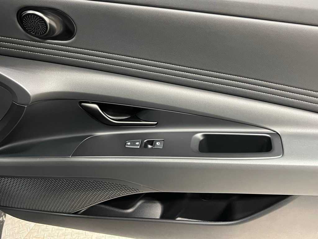 2025 Hyundai Elantra SEL Sport photo 18