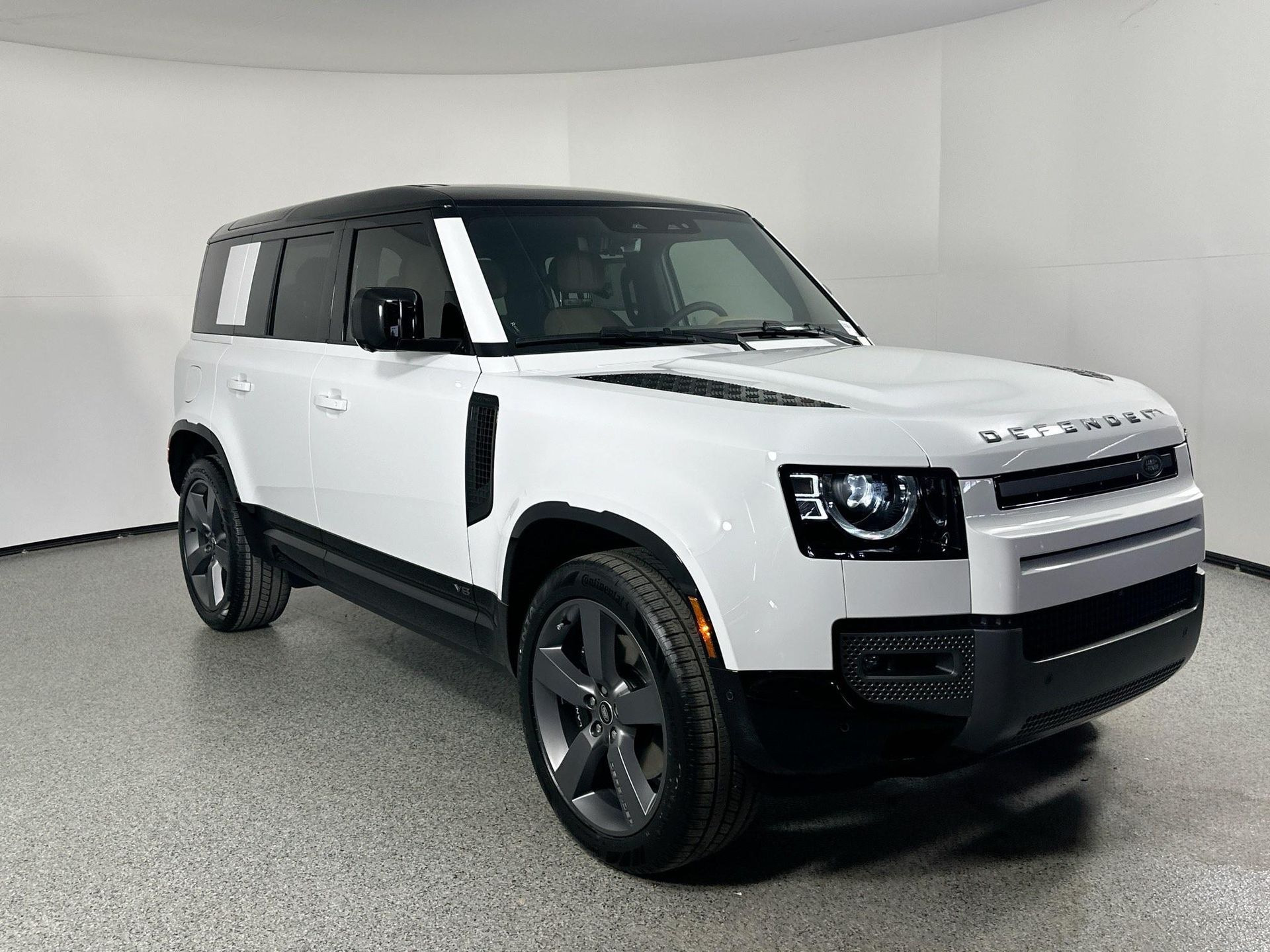 2025 Land Rover Defender 110 V8 photo 3