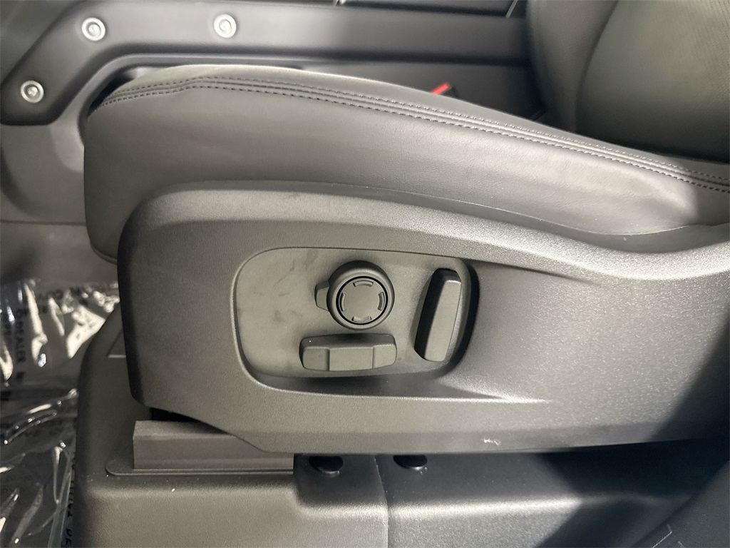 2025 Land Rover Defender 110 X-Dynamic SE photo 12