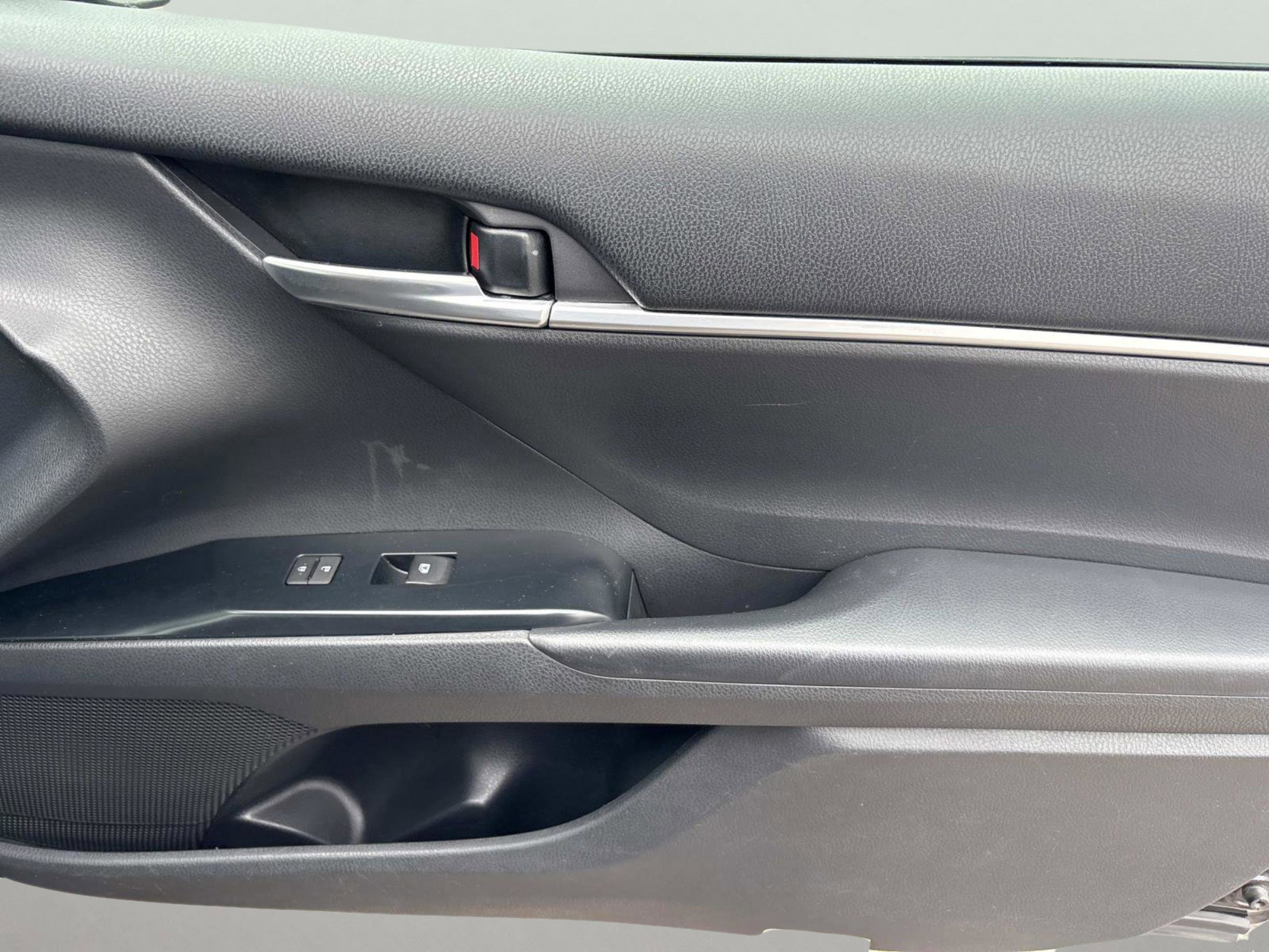 2019 Toyota Camry SE photo 19