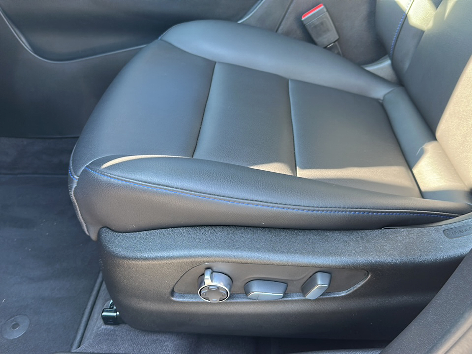 2025 Cadillac XT4 Sport photo 5