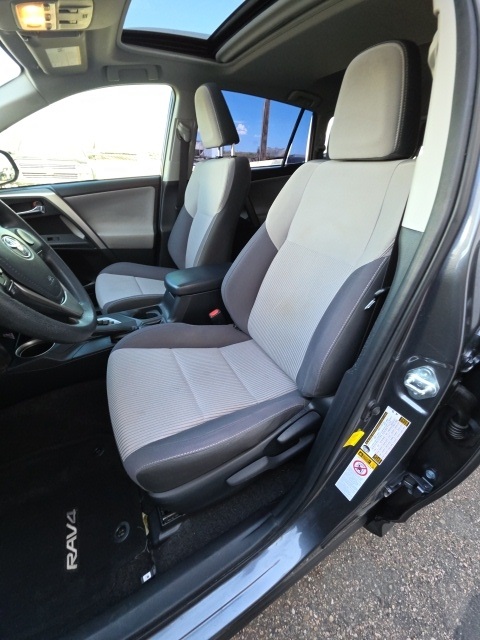 2015 Toyota RAV4 XLE photo 12
