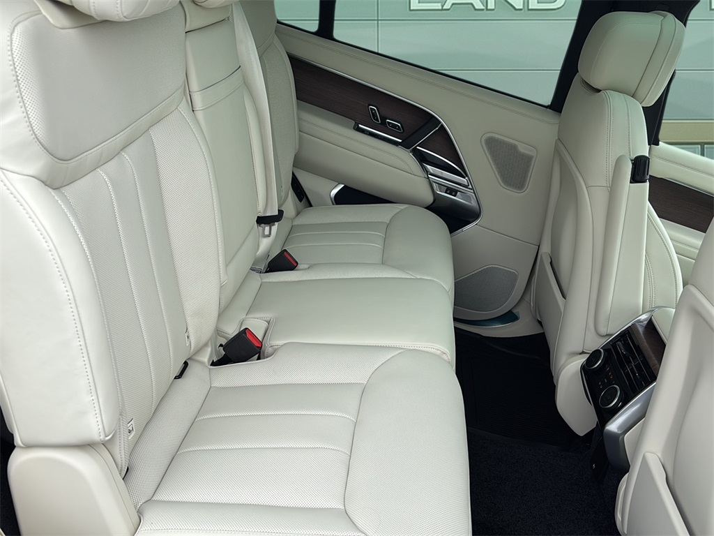 2025 Land Rover Range Rover SE photo 14