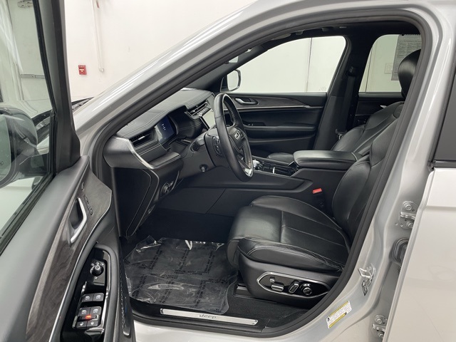 2022 Jeep Grand Cherokee Overland photo 2