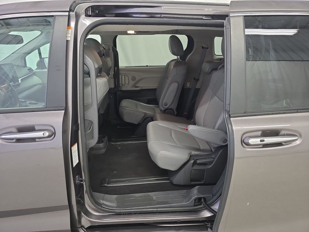 2022 Toyota Sienna XLE photo 4
