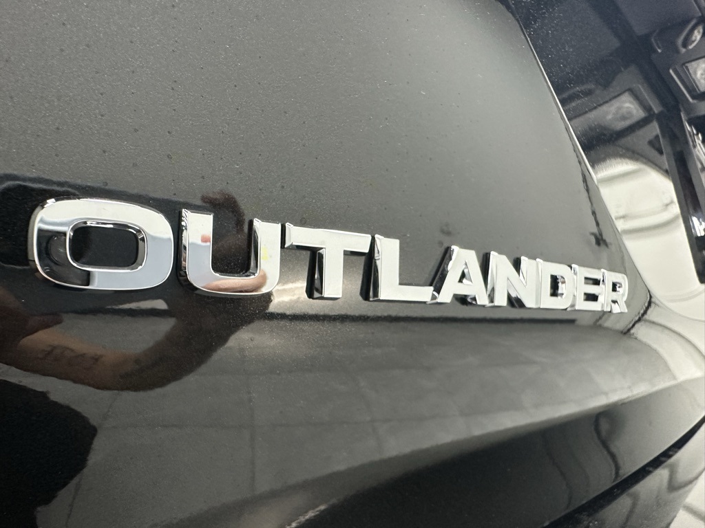 2025 Mitsubishi Outlander SE photo 3