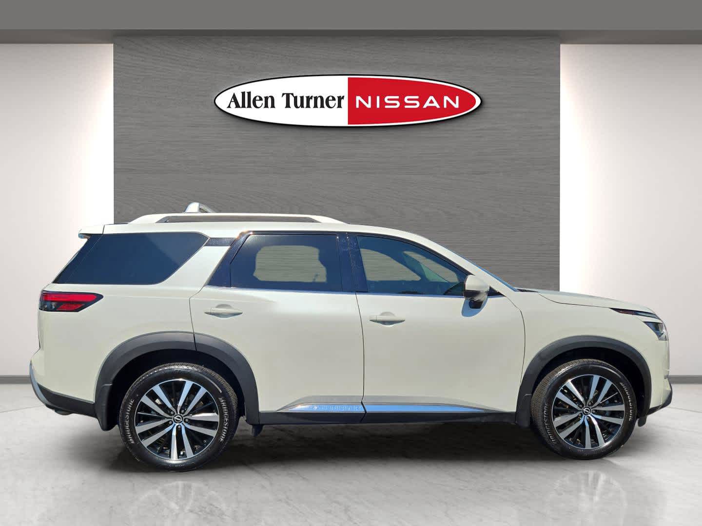 2024 Nissan Pathfinder Platinum photo 5